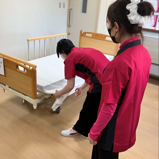 初めての介護も安心！資格を持った講師による充実研修